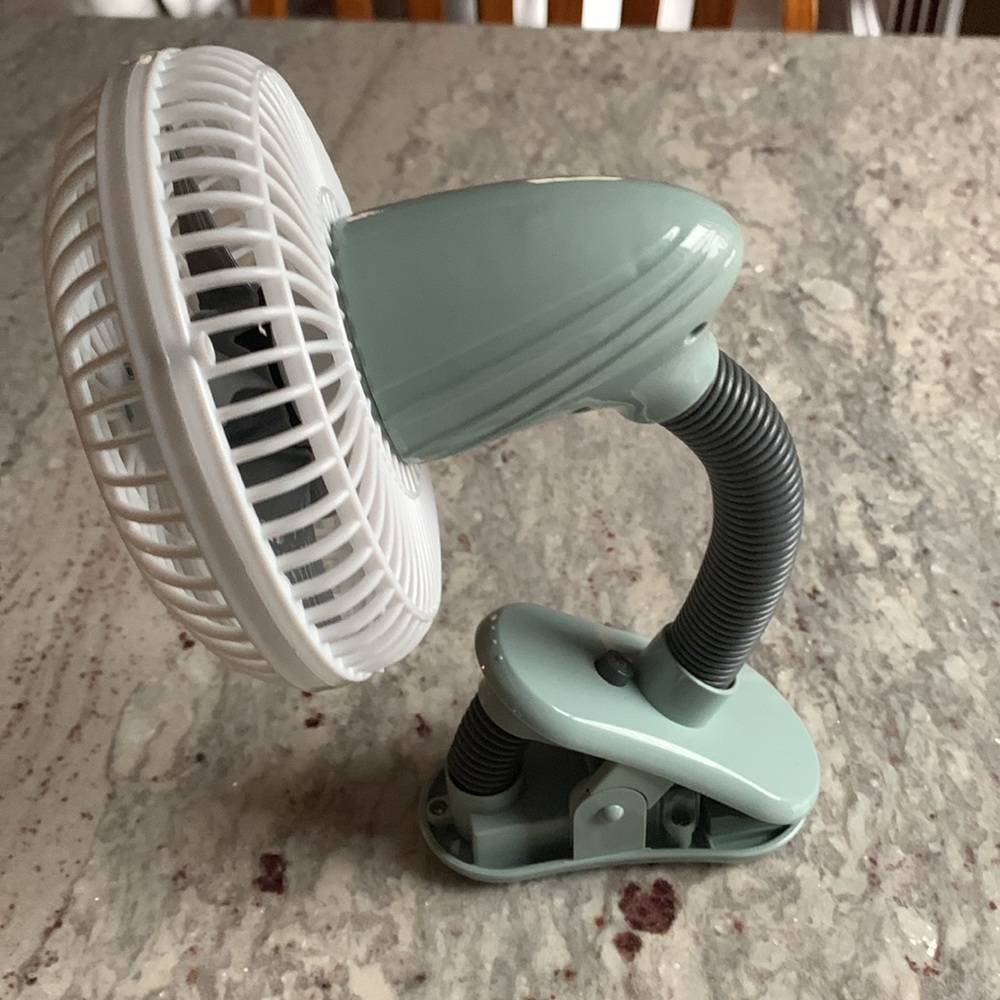 O2COOL Clip On Portable Fan - Picture 4 of 9